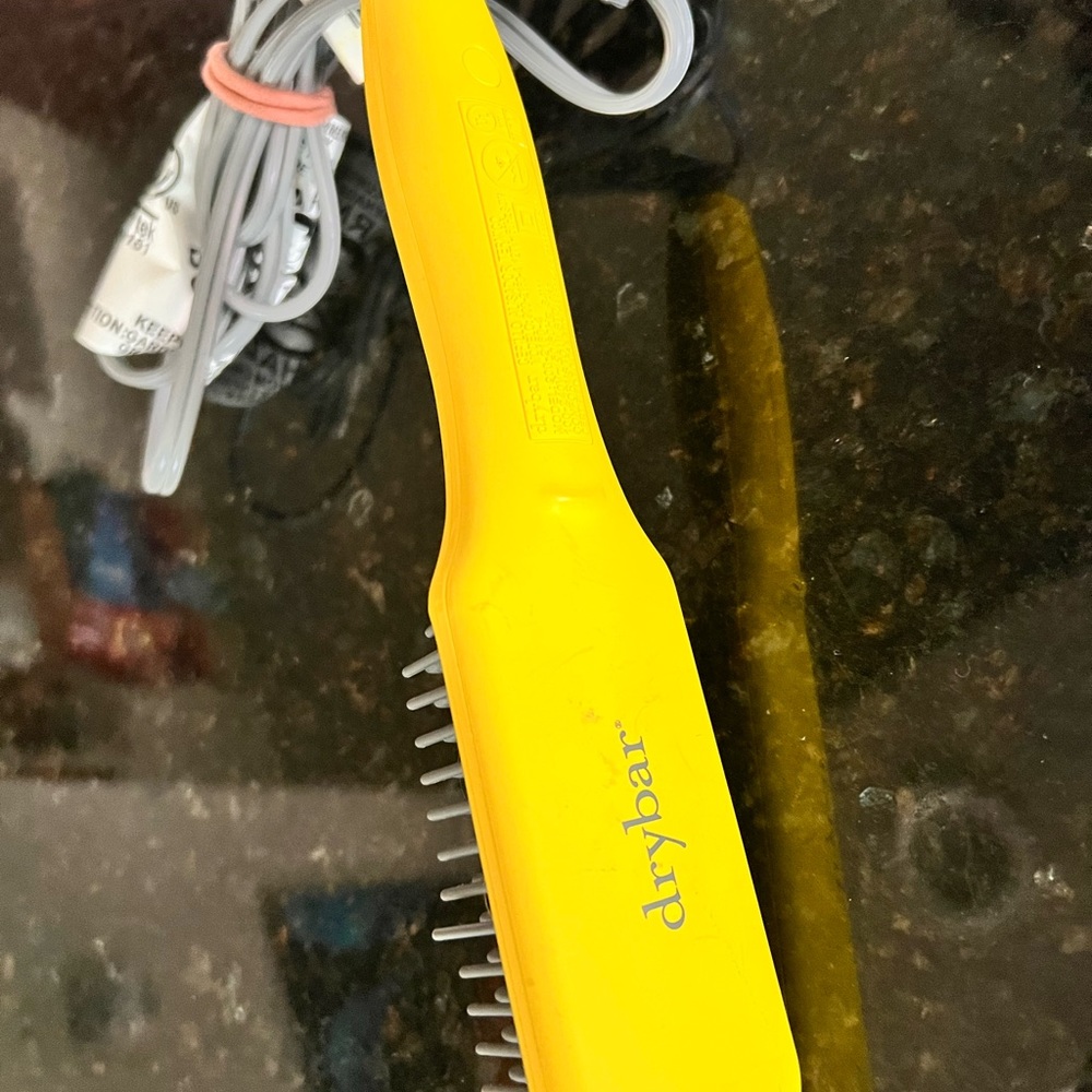 Dry bar Drybar flat iron and brush combo. Travel size!